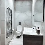Skyhigh 360 Gym & Pool Apartamento *