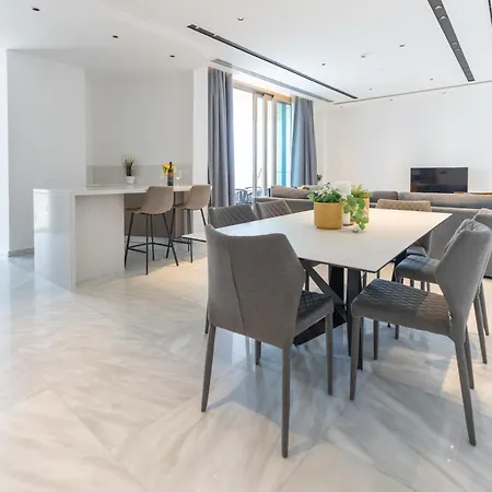 Skyhigh 360 Gym & Pool Apartamento *