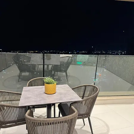 Skyhigh 360 Gym & Pool Apartamento *