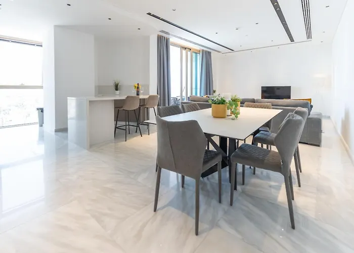 Skyhigh 360 Gym & Pool Apartmán *