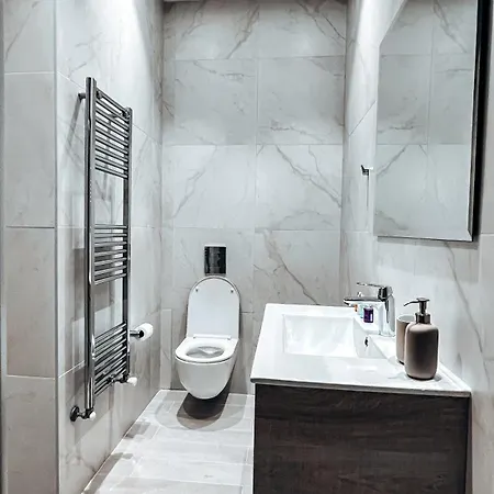 Skyhigh 360 Gym & Pool Apartment *